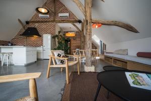 Posezení v ubytování La Grange De Léonie, Chambres d'hôtes avec Piscine et Spa