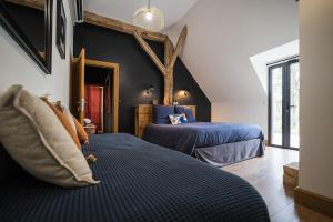Postel nebo postele na pokoji v ubytování La Grange De Léonie, Chambres d'hôtes avec Piscine et Spa + 37 fotografií