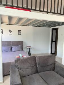 ein Wohnzimmer mit einem Sofa und einem Hochbett in der Unterkunft Homestay Studio TOKAYOH in Kota Bharu