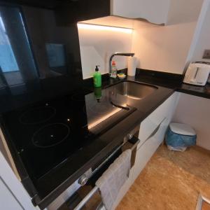 een keuken met een wastafel en een aanrecht bij OCEAN SPA Suite 11-Hosted by Sweetstay in Gibraltar