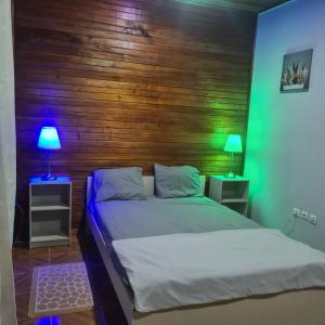 Schlafzimmer mit einem Bett und einem Kopfteil aus Holz in der Unterkunft Beachbungalows in Guadalupe