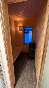 a small room with a small window in a sauna at Perfect winterhouse in Sälen in Sälen