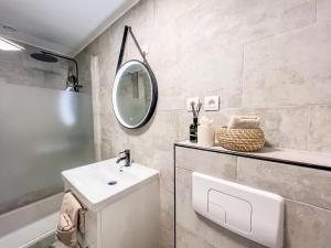 塔布的住宿－Charmant T2 au Cœur de la Ville，一间带水槽和镜子的浴室