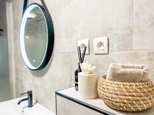 a bathroom with a sink and a mirror at Charmant T2 au Cœur de la Ville in Tarbes +4 photos