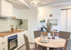 a kitchen and dining room with a table and chairs at Charmant T2 au Cœur de la Ville in Tarbes