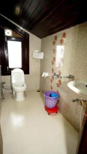 uma casa de banho com um WC e um lavatório em Hotel Thakur Home's Mountain View - Outdoor furniture - Picnic Area em Jutogh