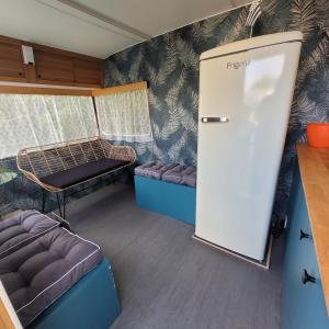 Habitación con puerta, sofá y mesa en Maison d’hôtes KERGIQUEL, en Paimpol