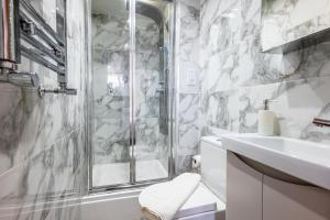 Private Rooms With Private Bathrooms In Selly Oak Birmingham في برمنغهام: حمام مع دش ومرحاض ومغسلة