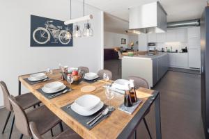 Kuchyň nebo kuchyňský kout v ubytování Casa Milla-Zentrales, modernes Loft in Langenthal -am Fluss mit Balkon, Parkplatz und grosser Küche