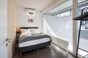 - une chambre avec un lit et une fenêtre dans l'établissement Casa Milla, Apartment Langenthal, à Langenthal