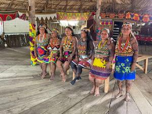 Eine Gruppe von Frauen posiert für ein Bild in der Unterkunft Hospedaje Agroturismo Wounaan in Pidiaque