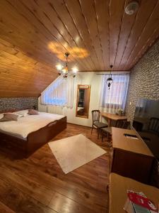 um quarto com uma cama e uma mesa em Penzión Gitka em Vrútky