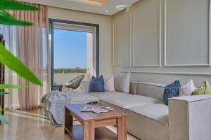 ラバトにあるYourPlace Rabat - Royal Residenceのソファとテーブルのあるリビングルーム