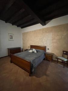 una camera con un letto e due sedie di Residenza Marconi centro storico a Budrio