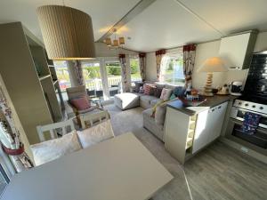 Kuchyň nebo kuchyňský kout v ubytování Seton Sands Haven Holiday Park - Prestige Caravan