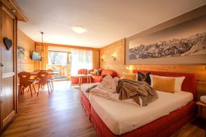 um quarto com uma cama num quarto em Brunnenhof Oberstdorf - Ferienwohnungen mit Hotel Service em Oberstdorf