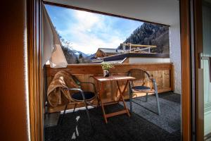 a view of a balcony with a table and chairs at Brunnenhof Oberstdorf - Ferienwohnungen mit Hotel Service in Oberstdorf