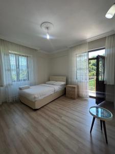 Schlafzimmer mit einem Bett und einem Glastisch in der Unterkunft Sumgayit apart in Cayeli
