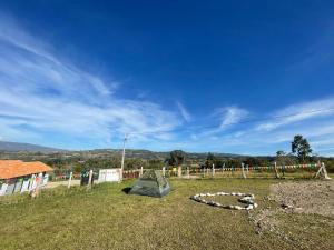 einen Spielplatz mit Rutsche im Gras in der Unterkunft Zona de Camping El mirador in Villa de Leyva