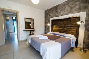 een slaapkamer met een groot bed in een kamer bij Casadada in Santo Stefano di Camastra