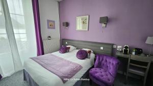 Hôtel Le Rohan Charme et Caractère في بونتيفي: غرفة نوم أرجوانية مع سرير وكرسي أرجواني