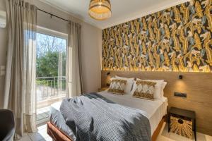 um quarto com uma cama e uma grande janela em Seaside House for 10 em Candia