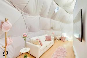 - un salon avec un canapé dans une tente dans l'établissement Unique Escapes - Rosé All Day Geodome, à Monticello