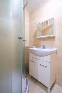ein Bad mit einem Waschbecken, einem WC und einer Dusche in der Unterkunft Apartman Sweet home in Humenné