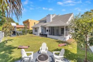 een achtertuin met stoelen en een grill en een huis bij Stunning Ocean Villa-Luxurious Ponte Vedra Living in Jacksonville Beach