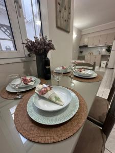 una mesa con platos y vasos encima en Repanidi Apartments, en Repanídhion