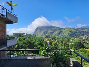 uitzicht op een berg vanaf het balkon van een huis bij Ella Rawana Den Hotel in Ella