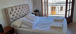 Una cama blanca con dos toallas encima. en DUPLEX en Gualeguay
