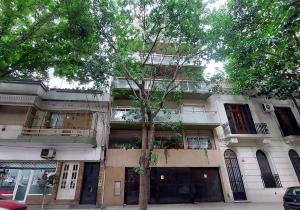 a building with a tree in front of it at Hermoso Departamento en Palermo! in Buenos Aires