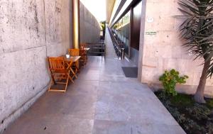 un corridoio con tavoli e sedie in un edificio di HI Ponte de Lima - Pousada de Juventude a Ponte de Lima