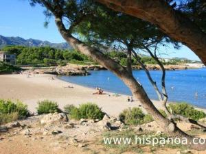 una playa con gente en la arena y el agua en Villa L'Ametlla de Mar, 5 pièces, 8 personnes - HISP-217-30, en L'Ametlla de Mar