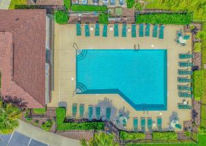 una vista aérea de una piscina en un edificio en 2 Bed North Myrtle Beach Retreat Sleeps 6, en Myrtle Beach