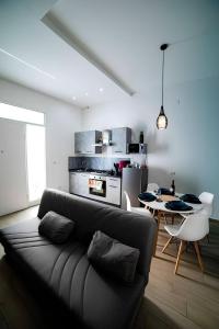 sala de estar con sofá y mesa en Luxury GreenHouse Napoli-Sorrento-Pompei en San Vitaliano 