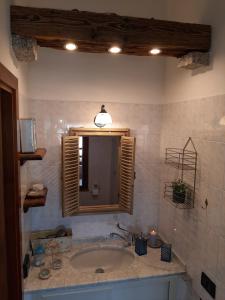 Casa Ester في توري دي كورساري: حمام مع حوض ومرآة