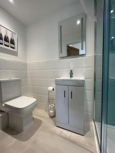 Luxury Town House in Tavistock Sleeps 8 tesisinde bir banyo
