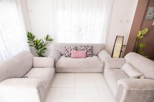 a living room with a couch and two chairs at hospedaje rosa blanca in Cartagena de Indias