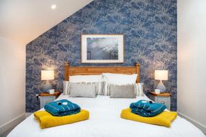 Luxury Town House in Tavistock Sleeps 8 tesisinde bir odada yatak veya yataklar