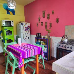 Kuchyň nebo kuchyňský kout v ubytování Casa una habitacion con tres camas,patio, totalmente equipada