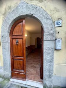 un ingresso a un edificio con porta in legno di Appartamento Il Girasole a Calcinaia