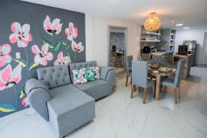 a living room with a couch and a table at Hospedaje Rosa Blanca in Cartagena de Indias