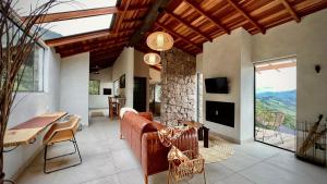 un soggiorno con un divano e un tavolo di Cabana Rinoceronte a São Bento do Sapucaí