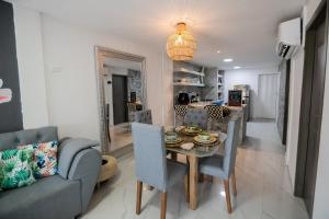 a living room with a table and a couch at Hospedaje Rosa Blanca in Cartagena de Indias +47 photos