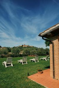 a group of chairs sitting in the grass at 8380 Agriturismo il Saragiolo in Manciano