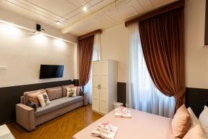 un soggiorno con 2 letti e un divano di Santa Croce Dream Suites a Firenze