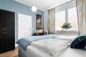 a bedroom with a large bed and a window at JOOYFUL STAYS Townhouse in Kevelaer