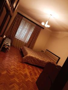 - une chambre avec un lit et une fenêtre dans l'établissement Luse Guest House, à Ijevan